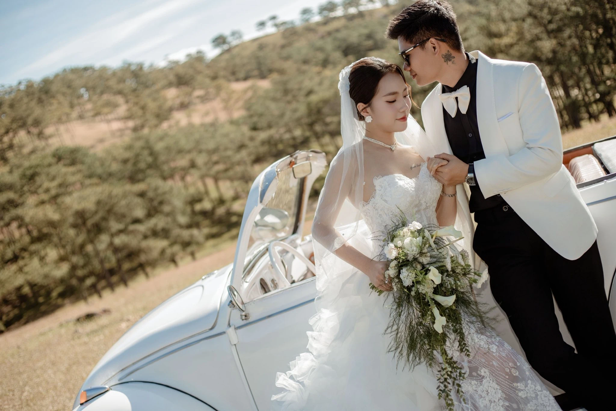 Cặp đôi bên xe cổ trong bộ ảnh cưới ngoại cảnh - Harmony Wedding