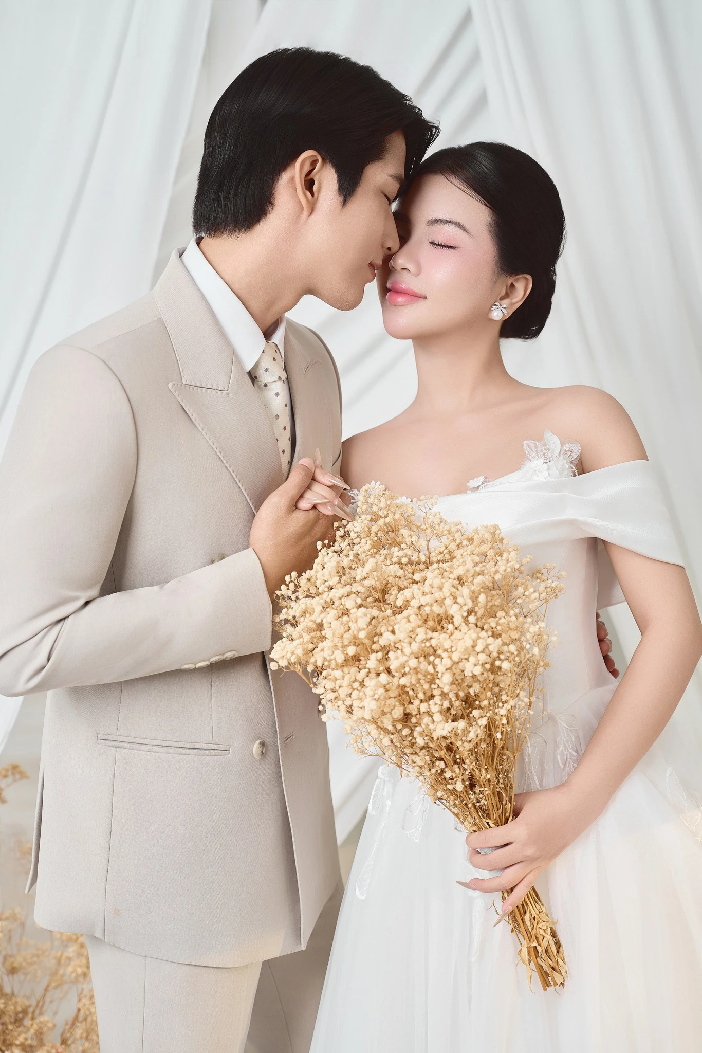 Album ảnh cưới Studio Phông Vải Lạnh Trắng - Ảnh 1